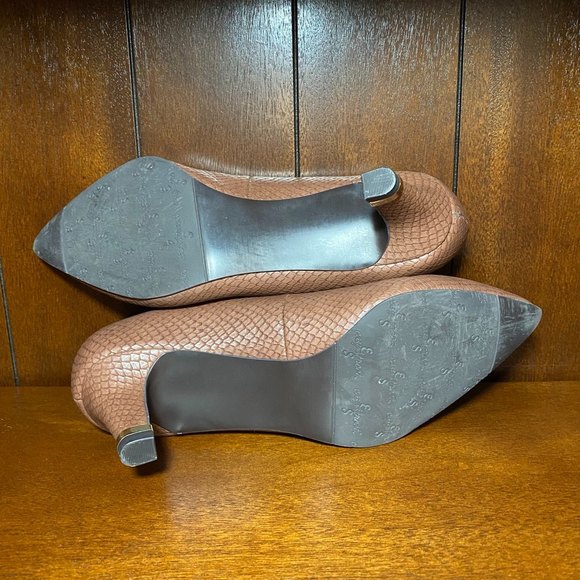 NWOT Easy Street Pump Shoes with Heel Gold Trim Size 7.5 (9.5”) Brown - Picture 10 of 10